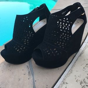 Black wedges